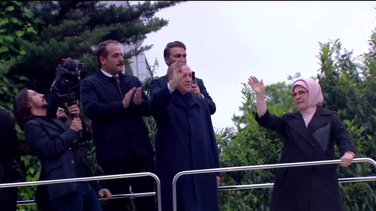 Elezioni Turchia, Erdogan vince e saluta la folla dall'alto di un bus