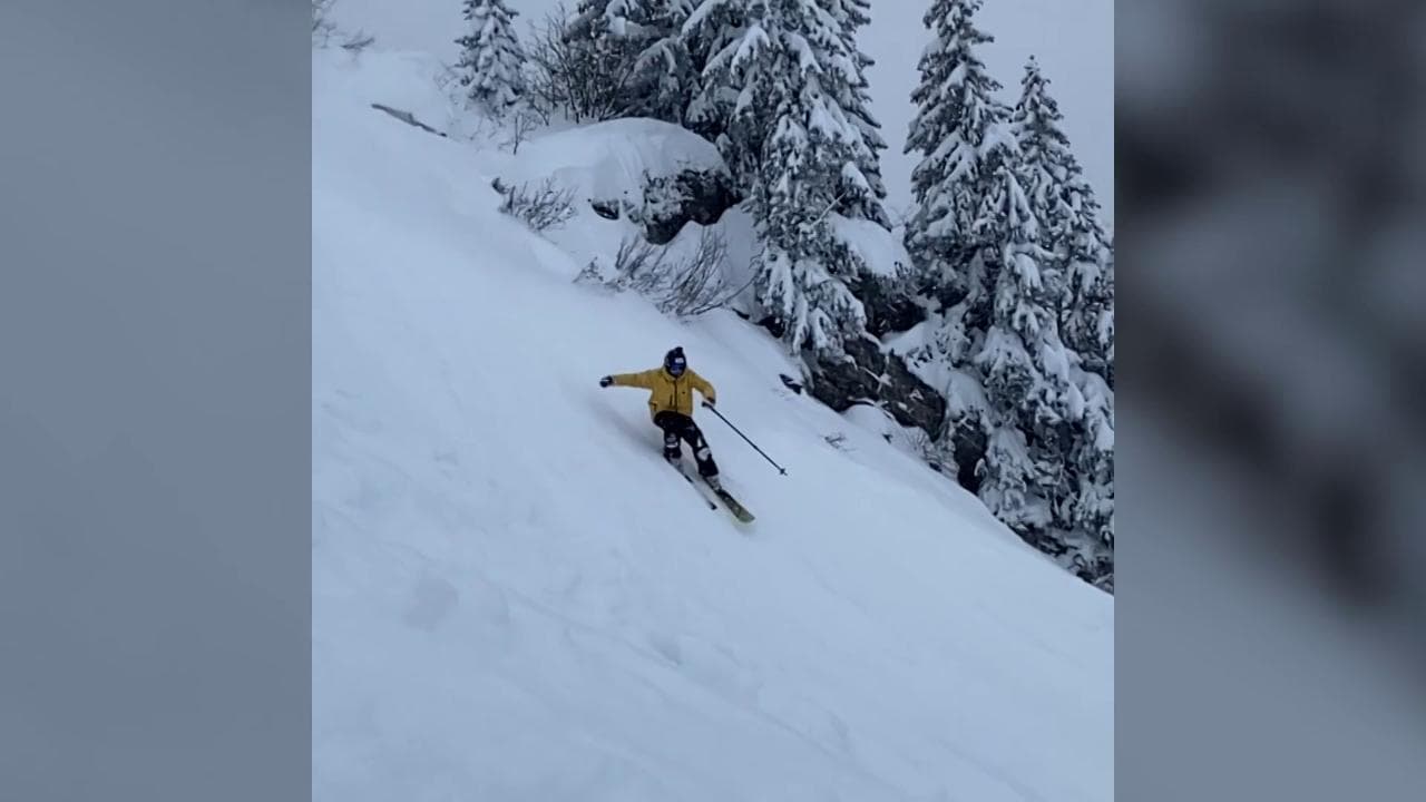 Francia, sciatore perde entrambi gli sci durante un'acrobazia: per fortuna c'è la neve fresca
