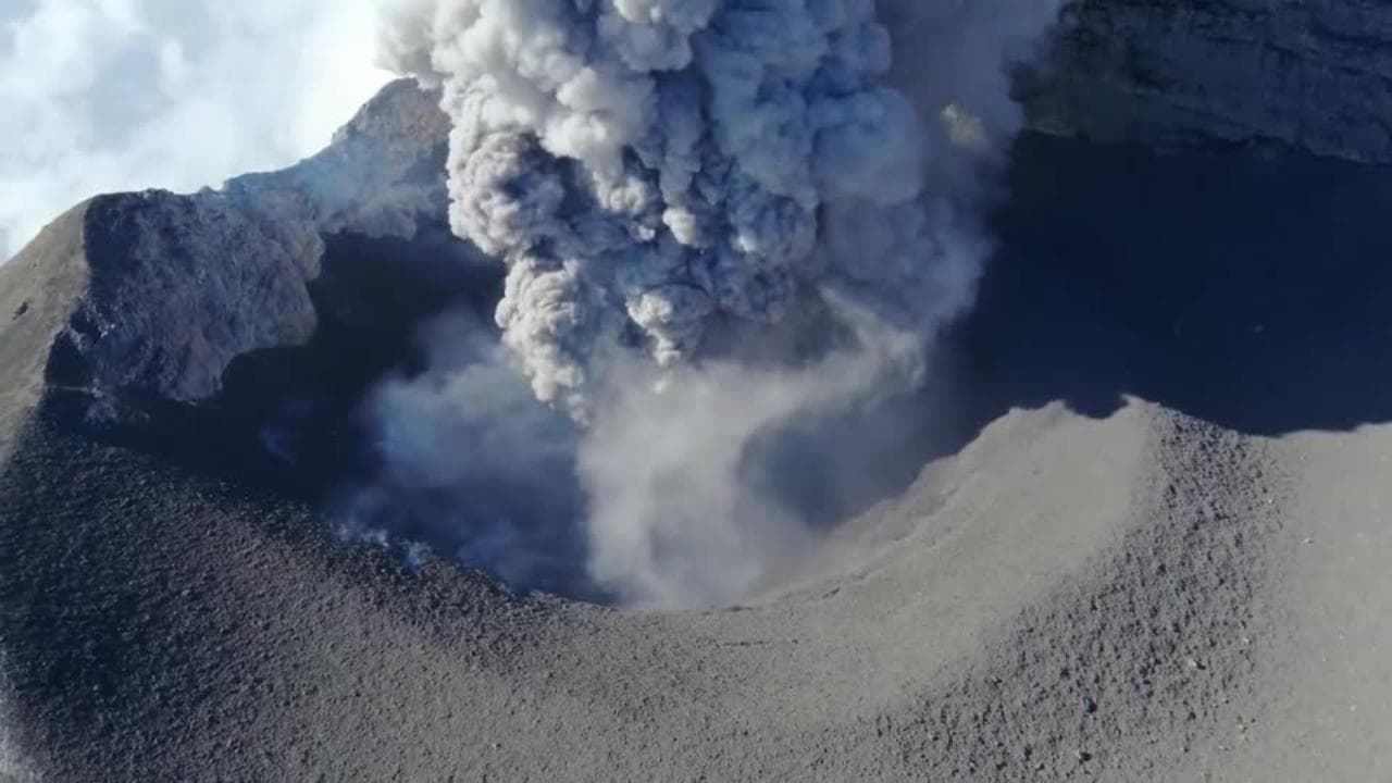 Messico, eruzione del vulcano Popocatepetl: il drone 'entra' nel cratere