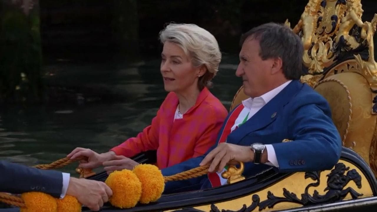 Von der Leyen in visita a Venezia: il giro in gondola con il sindaco Brugnaro