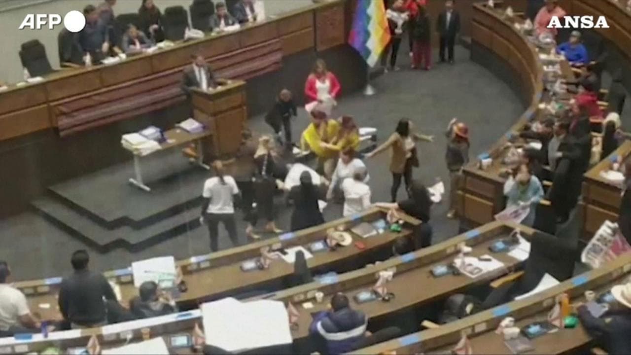 Bolivia, lite tra deputate in parlamento si trasforma in rissa con calci e pugni