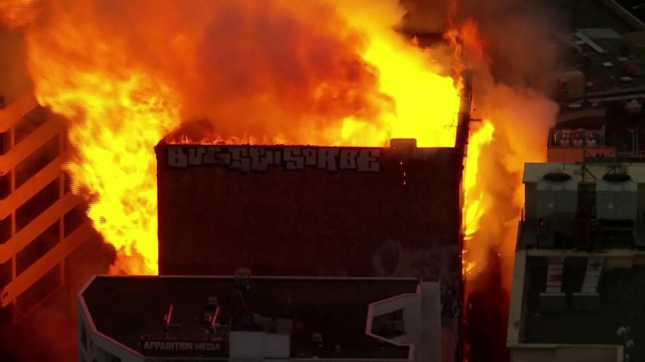 Sydney, edificio di sette piani diventa una palla di fuoco: crollano in strada le pareti