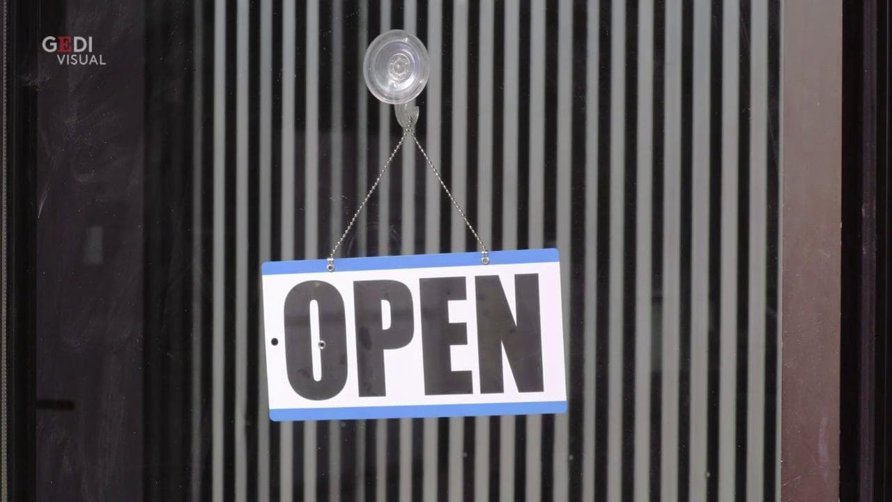 Restrizioni anti-covid,  quasi tuttta Italia diventa gialla: si potrà tornare al ristorante e non solo