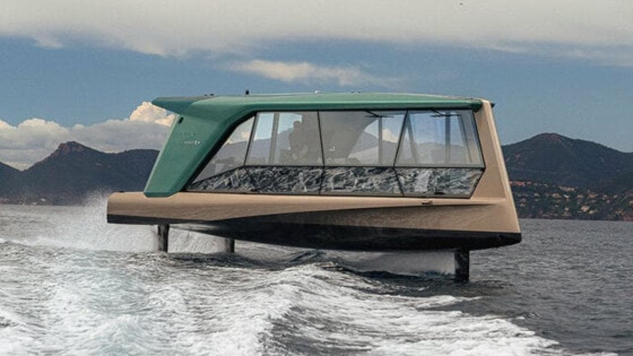 La barca da sogno a Cannes: l'aliscafo The Icon vola sull'acqua con una vetrata a 360°