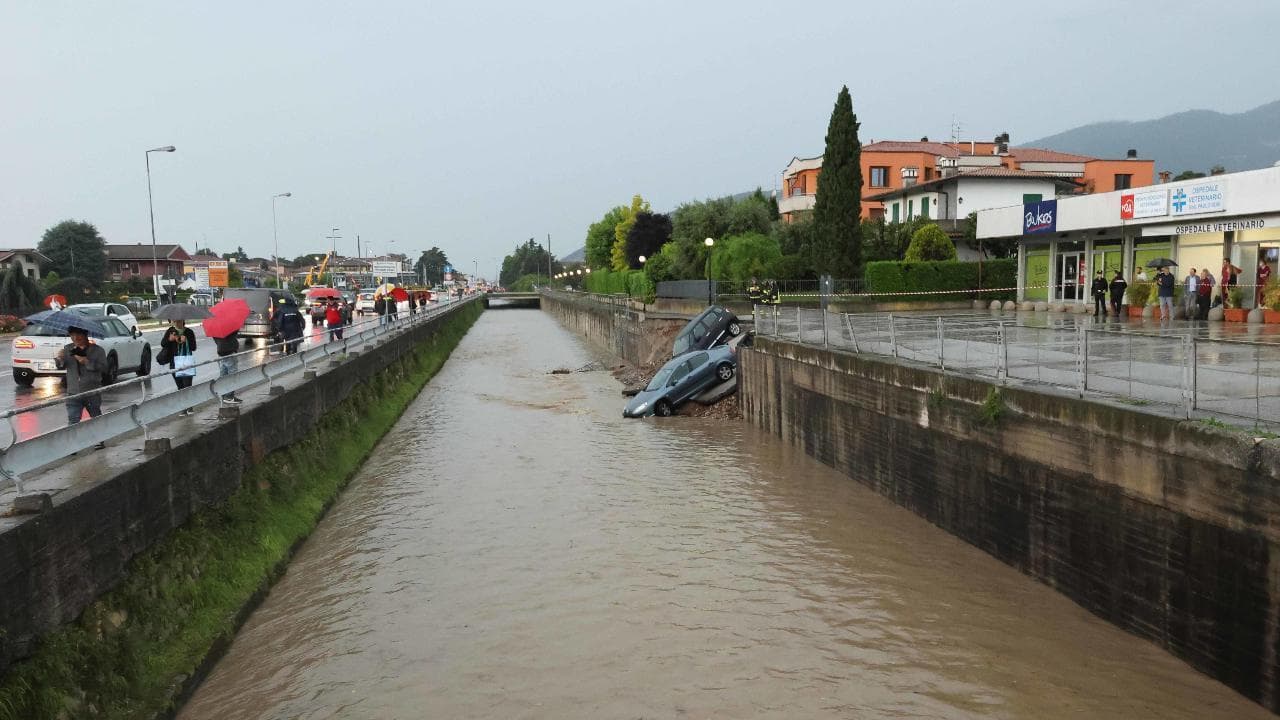 Violento maltempo a Brescia: argine del naviglio crolla, le auto sono trascinate nel canale