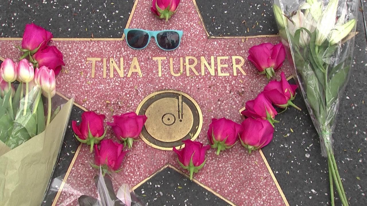 Addio a Tina Turner, i fan depongono fiori sulla stella a Hollywood. E c'è chi canta "The Best"