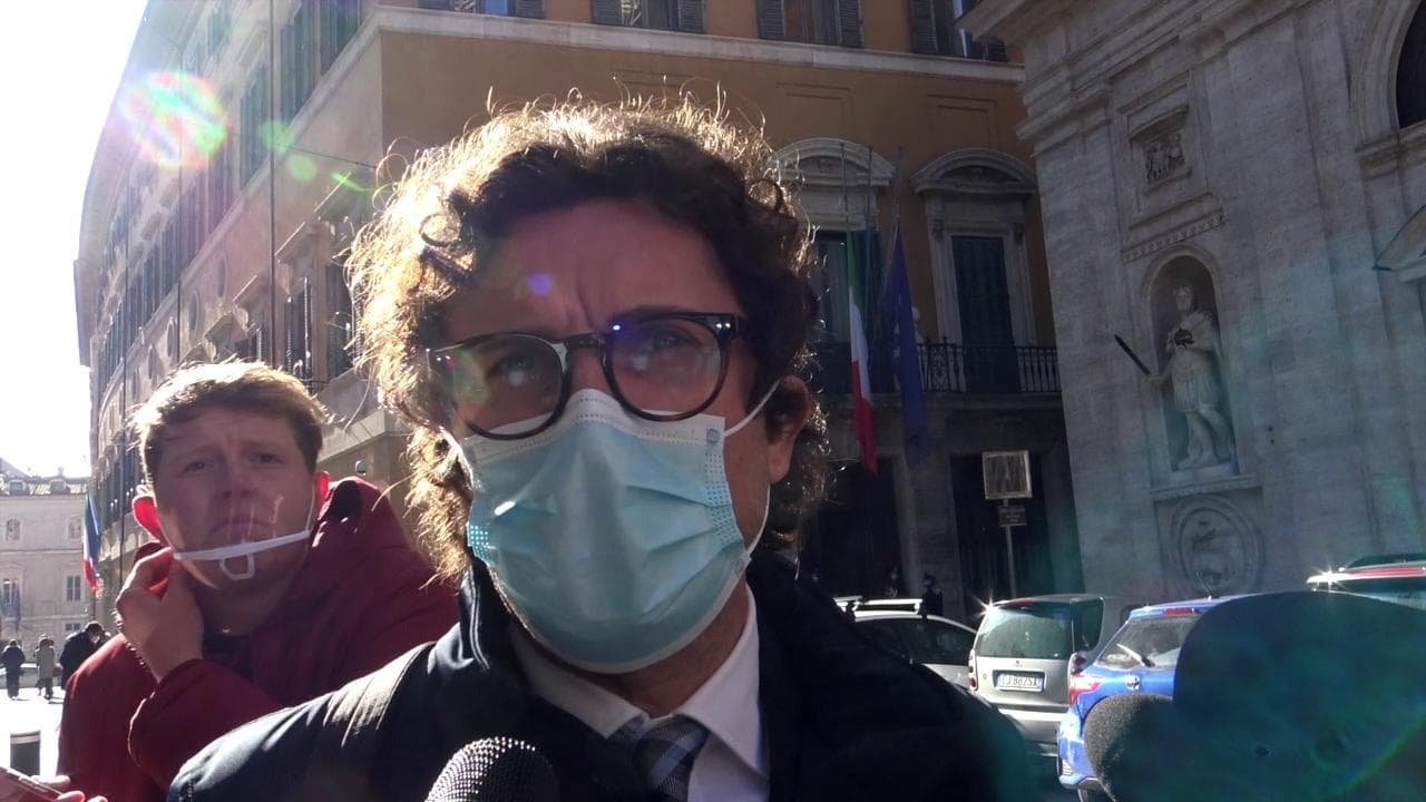 Governo, fronda M5S contro Renzi: "Mai più con lui, sì a senatori Iv che vorranno lasciarlo. Altrimenti c'è il voto"