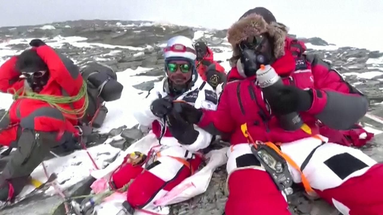 Ex soldato senza gambe conquista l'Everest: così è riuscito nell'incredibile impresa