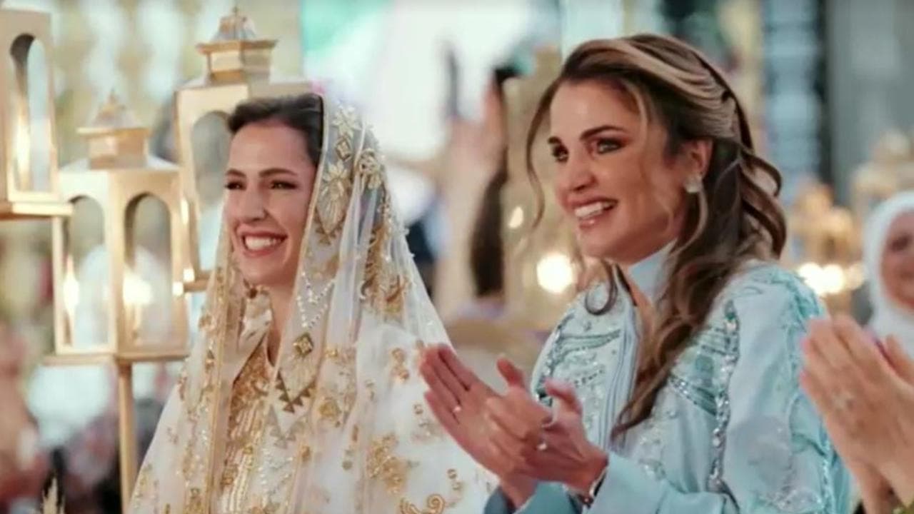 Amman, la regina Rania di Giordania alla cena di addio al nubilato con la nuora Rajwa Al Saif