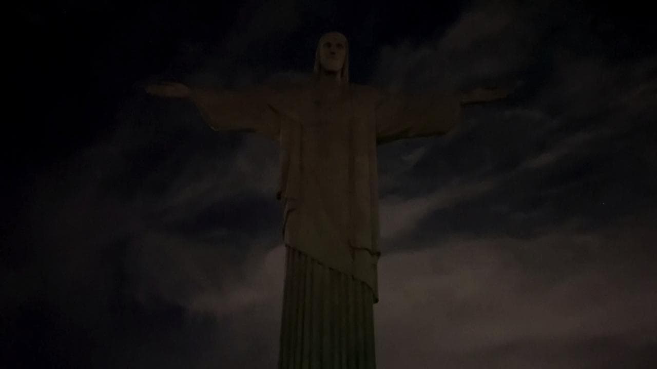 Il timelapse del Cristo Redentore di Rio al buio in solidarietà con Vinicius, vittima di razzismo