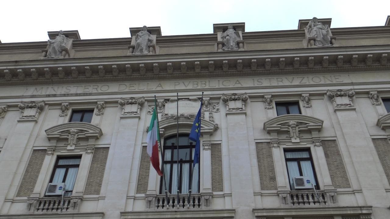 Scuola, sit-in di studenti e insegnanti sotto il Miur: "Il rientro in presenza è stato difficile ma la Dad non è la soluzione"