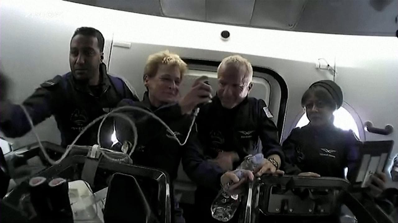 Il saluto dallo spazio della prima astronauta saudita: “Il futuro è luminoso, sognate in grande”