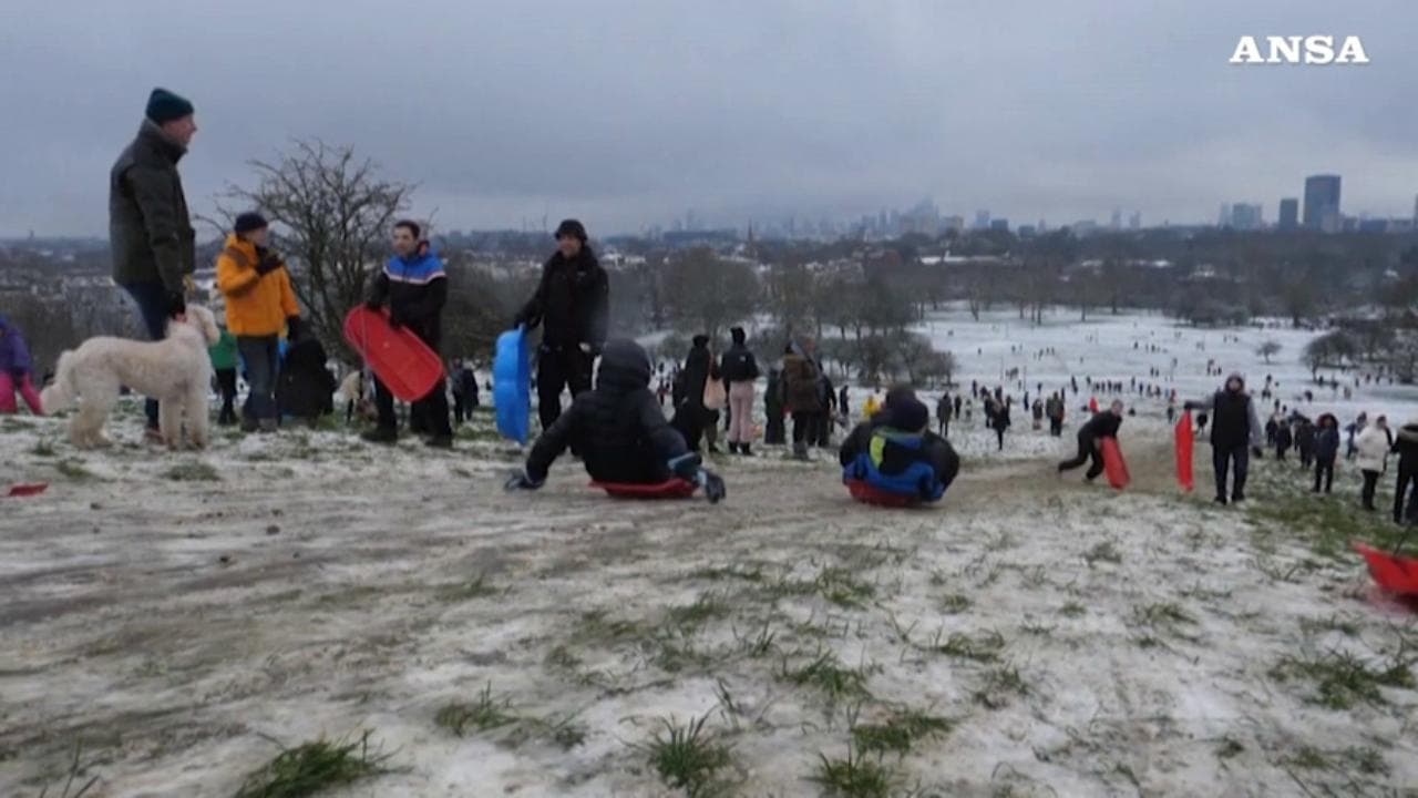 Londra, la città imbiancata dalla neve: Primrose Hill si riempie di slittini