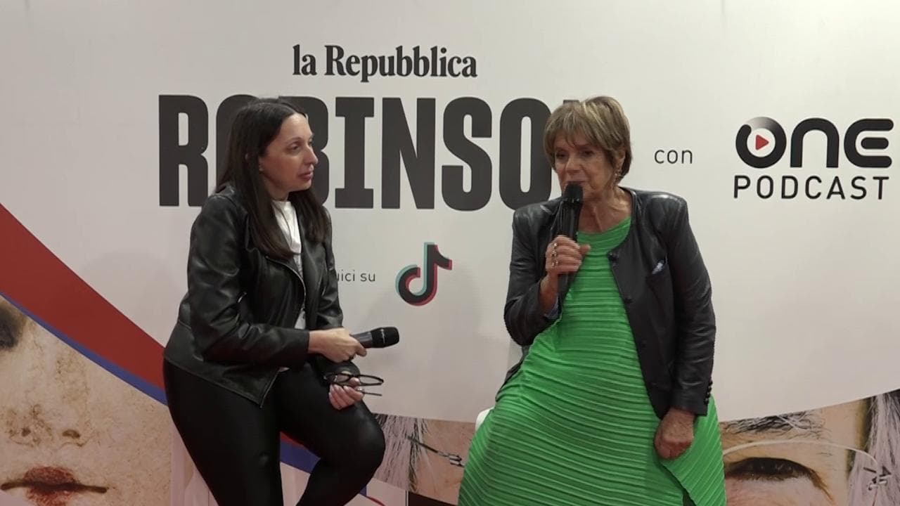 Lella Costa ospite al Salone del libro di Torino: "Non si può lottizzare la cultura"