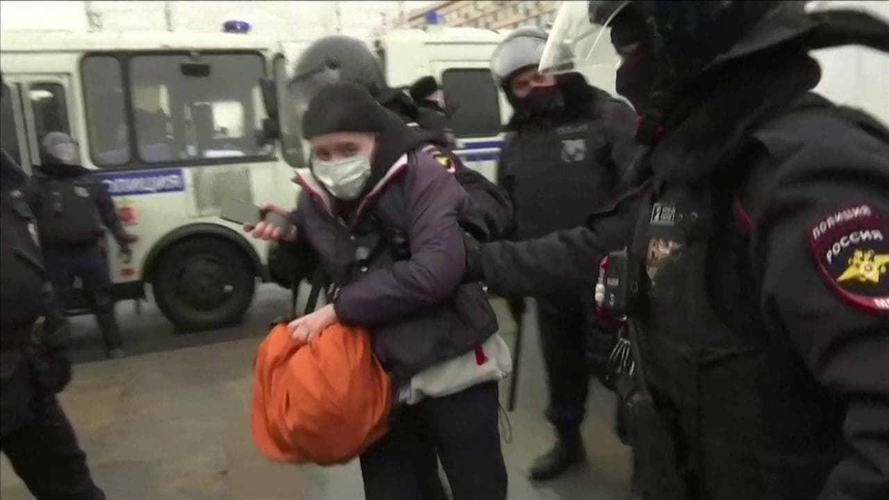 Navalnyj, Mosca: migliaia in piazza, la polizia arresta i manifestanti anche prima che inizi il corteo