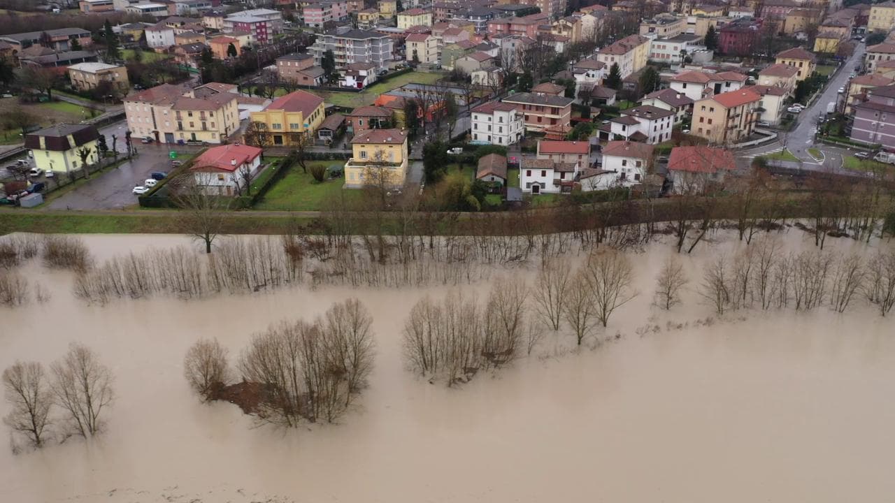 Maltempo in Emilia Romagna: il fiume Enza sommerge gli alberi, la piena vista dal drone