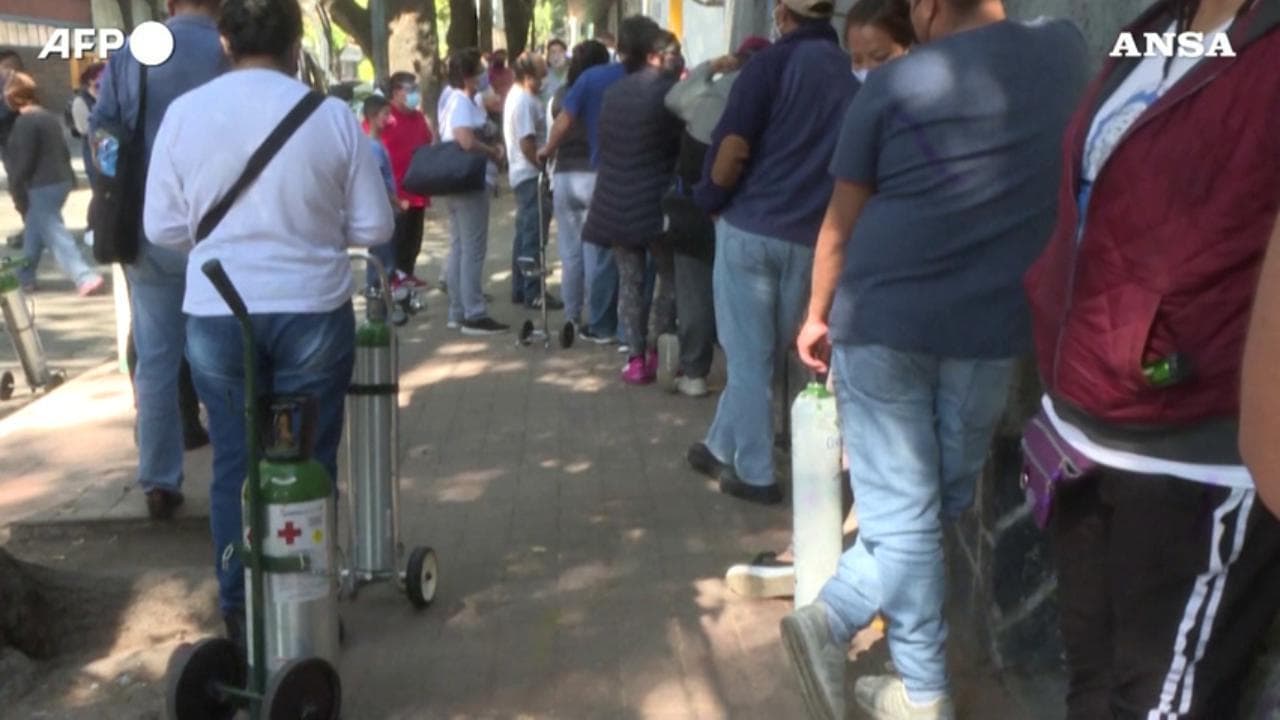 Covid, a Città del Messico i parenti dei malati in fila per ore per l'ossigeno