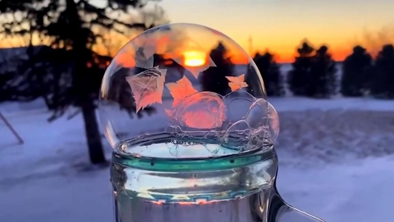 Minnesota, la bolla di sapone si congela al vento e crea una sfera di cristalli di ghiaccio
