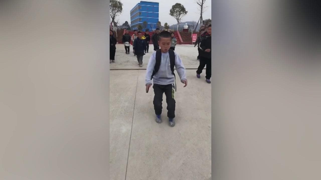Cina, lo scolaro festeggia l'arrivo delle vacanze a colpi di Kung Fu: lo show davanti ai compagni