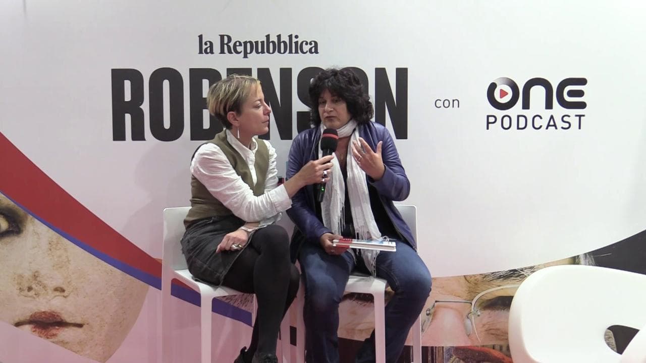 Salone del Libro 2023 - Evelina Santangelo all'Arena Robinson: "Racconto l'innocenza del mare"