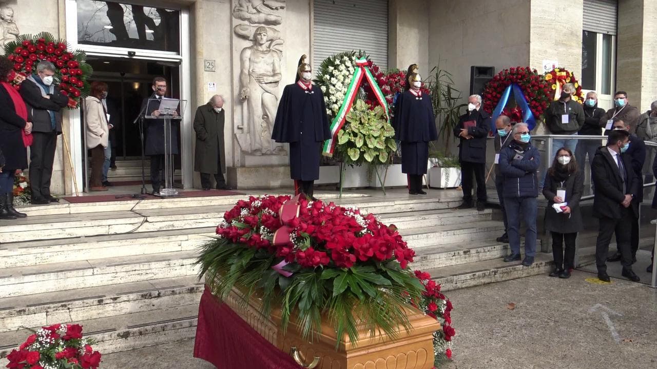 Roma, l'addio a Emanuele Macaluso davanti la sede della Cgil. Provenzano: "È stato un costruttore di politica"