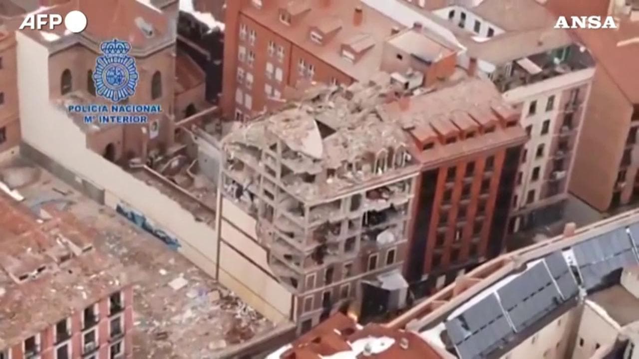 Esplosione a Madrid, in volo sull'edificio sventrato dalla deflagrazione