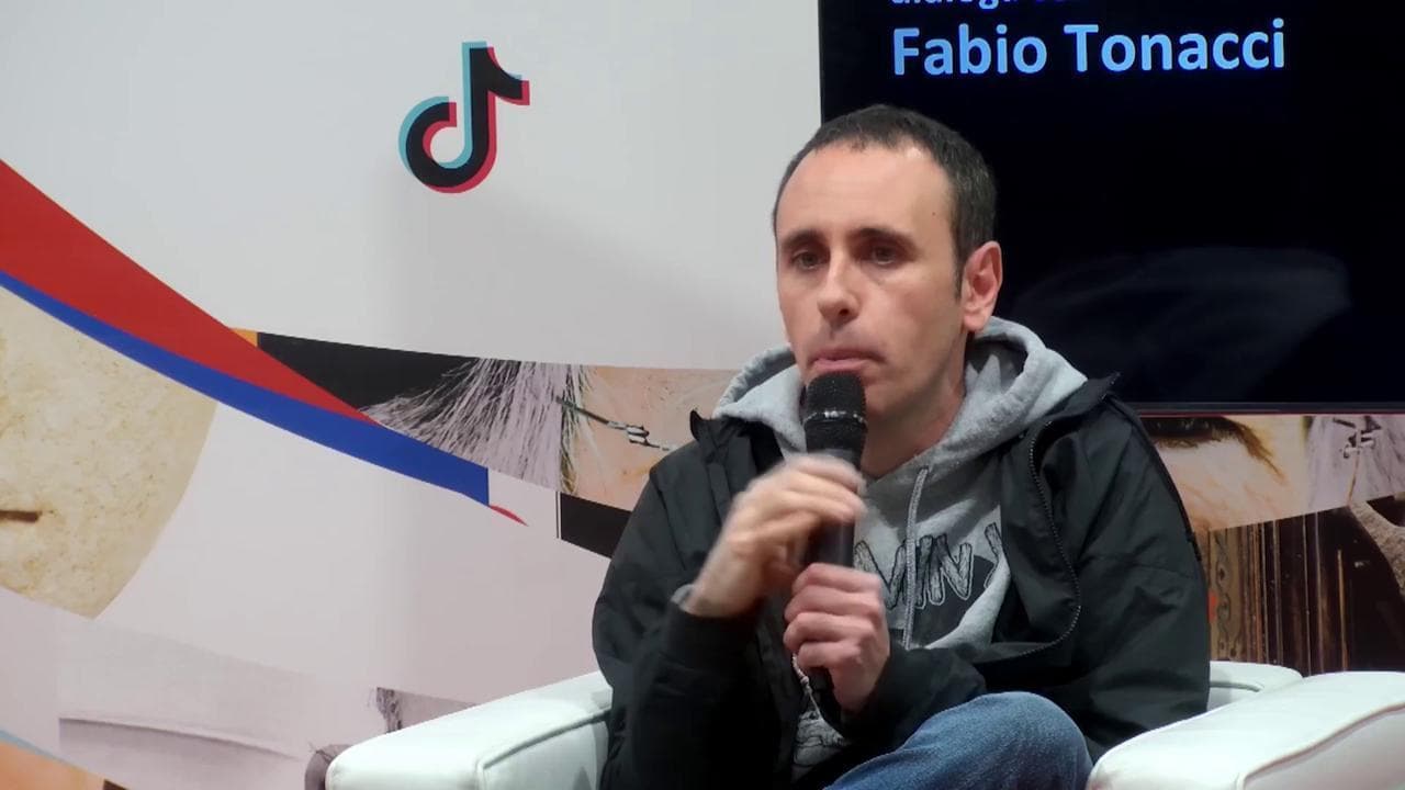 Zerocalcare al Salone del Libro: "Sostituzione etnica? La destra vuole l'italiano di pelle bianca, ma non gioca a carte scoperte"