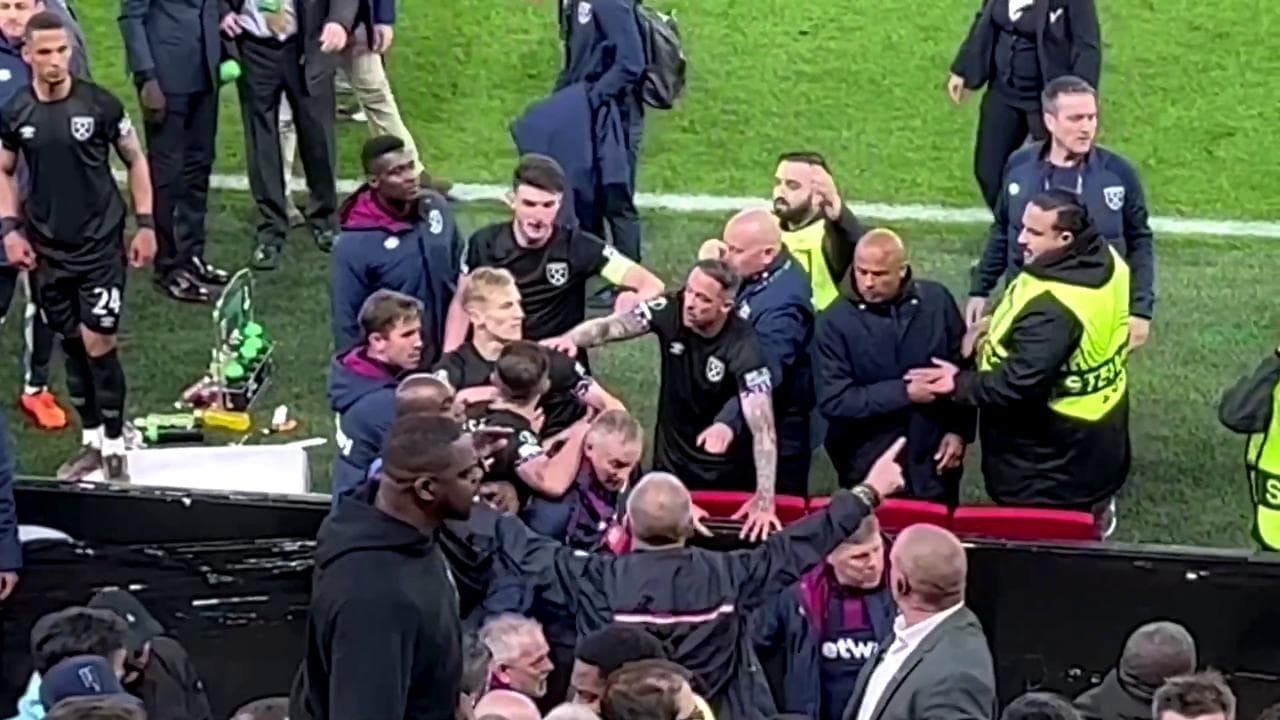 Ultras dell'Az Alkmar attaccano le famiglie in tribuna: l'intervento dei calciatori del West Ham