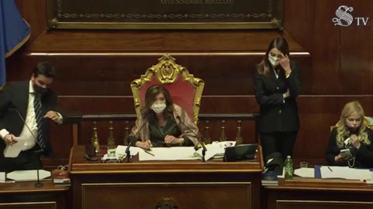 Senato, il governo incassa la fiducia. Sì dell'ultimo minuto di Ciampolillo e Nencini, proteste in aula