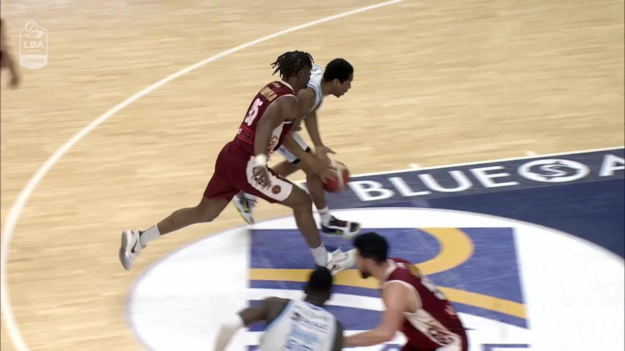 Basket, Sassari sfrutta il fattore campo e batte Venezia in gara 3. Gli highlights