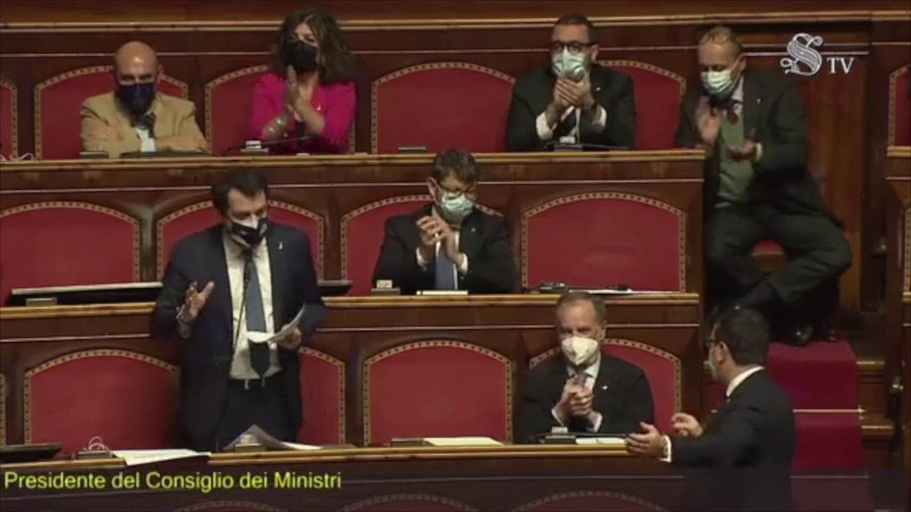Salvini ai senatori a vita: "Grillo diceva che non morite mai. Che coraggio che avete oggi". Proteste in aula