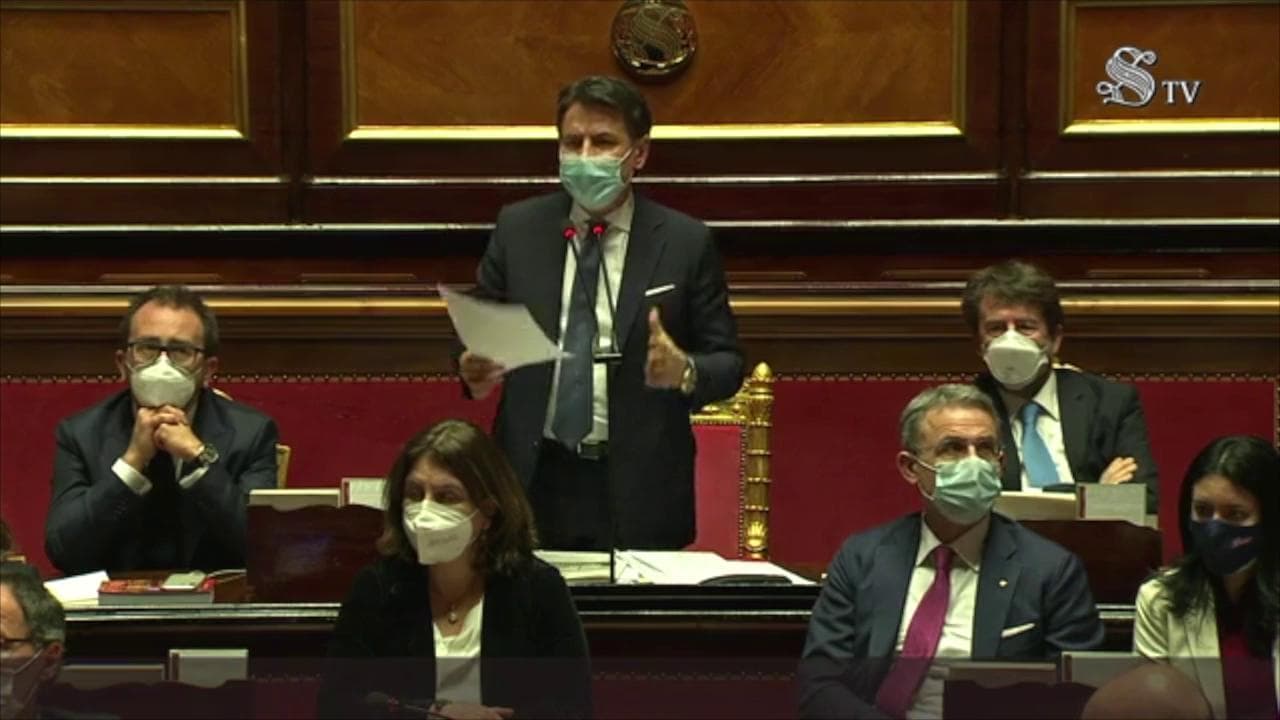 Conte: "Se la maggioranza non ha i numeri, va a casa. Importanti non sono le poltrone, ma starvi seduti con onore"