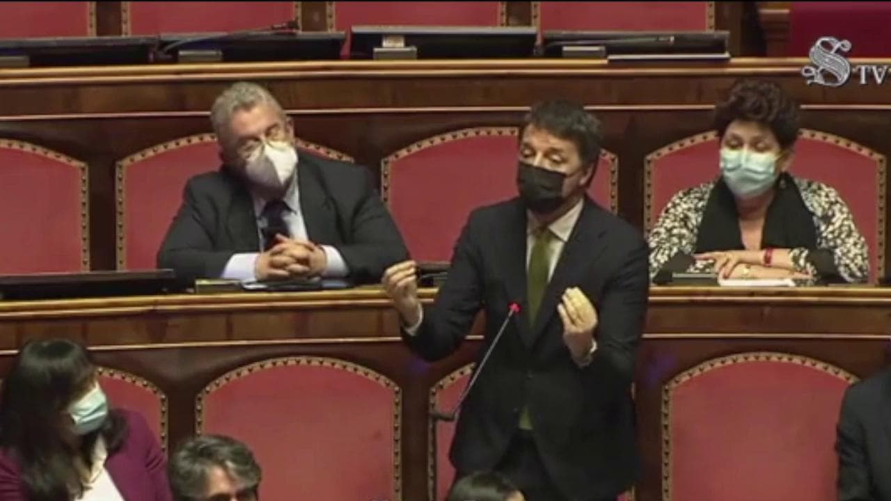Renzi attacca Conte: "Al centro idee e non scambio di poltrone, il paese non merita mercato indecoroso"