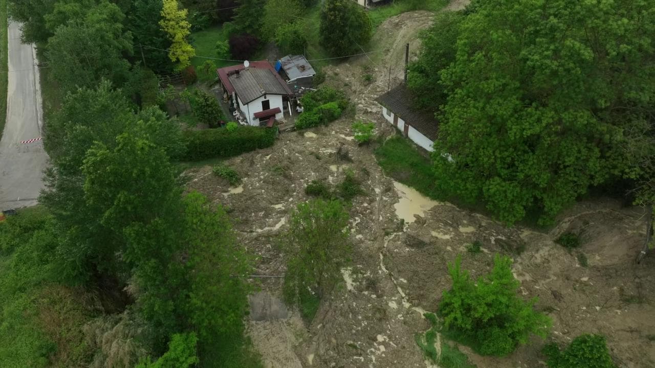 Alluvione, la frana a Casalfiumanese: le immagini dal drone