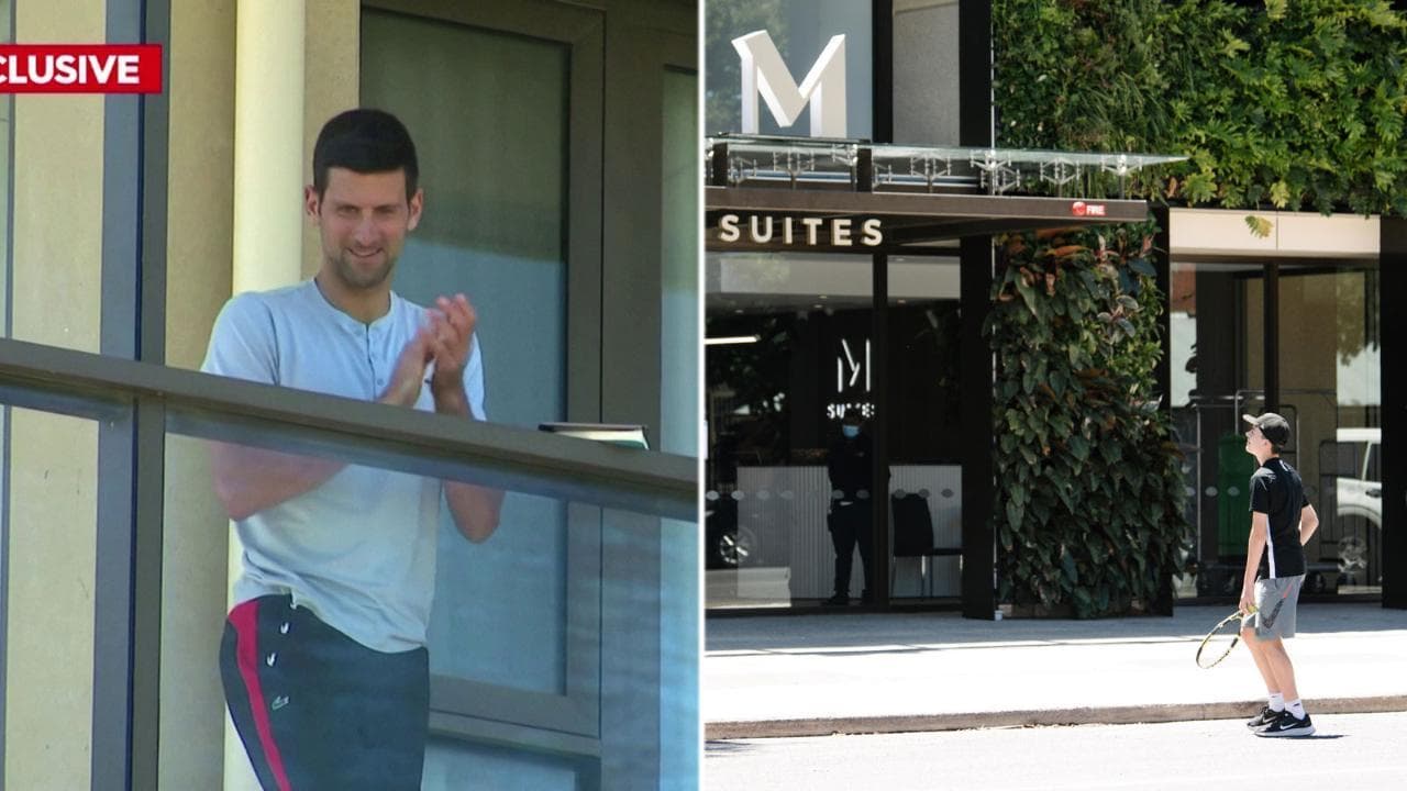 Australian Open, Djokovic in quarantena in hotel: due giovani tennisti lo intrattengono con una partita speciale