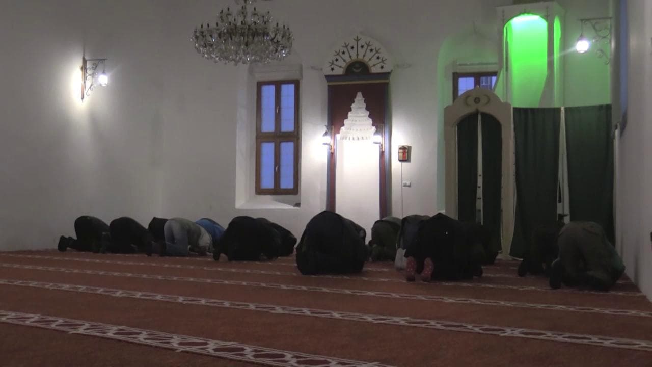 Bosnia, la preghiera islamica dei migranti in partenza per la Croazia: "Se Dio vorrà ce la faremo"