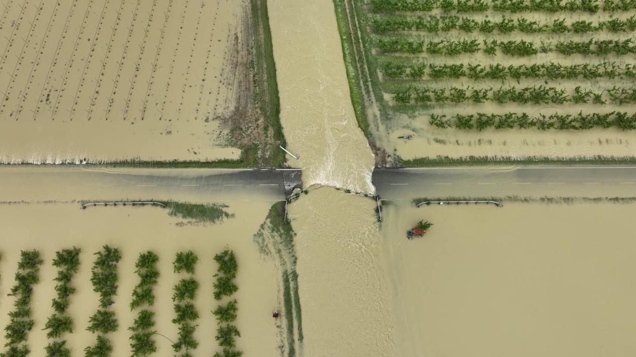 Alluvione in Emilia, l'acqua distrugge il ponte a Prada: le immagini dall'alto