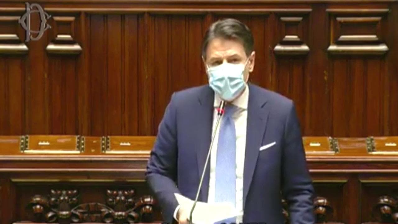 Conte alla Camera: "Guardiamo con speranza a presidenza Biden". Applausi ma anche urla dall'opposizione