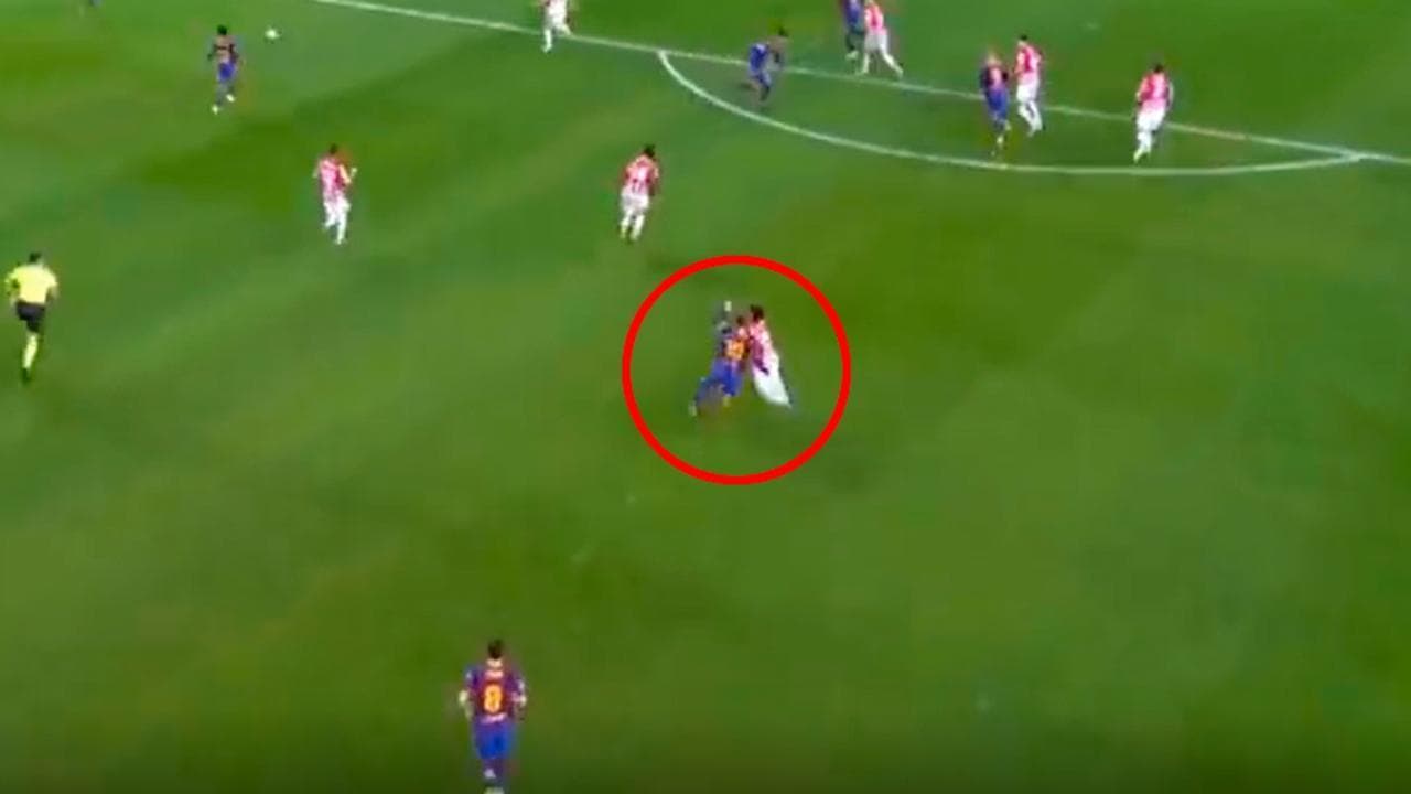 Calcio, la prima espulsione di Messi col Barcellona: l'argentino sferra un pugno all'avversario