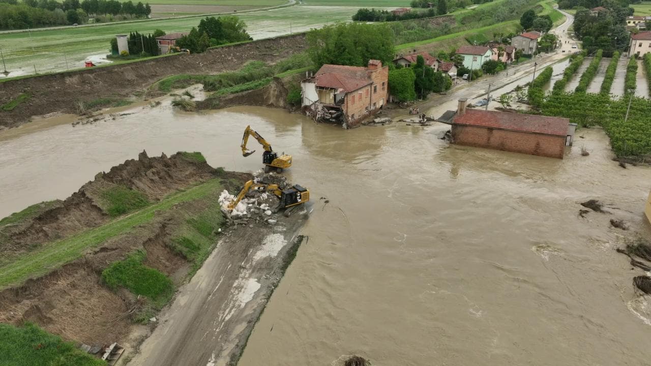 Maltempo in Emilia, cede l'argine del Santerno: le immagini dal drone della zona inondata