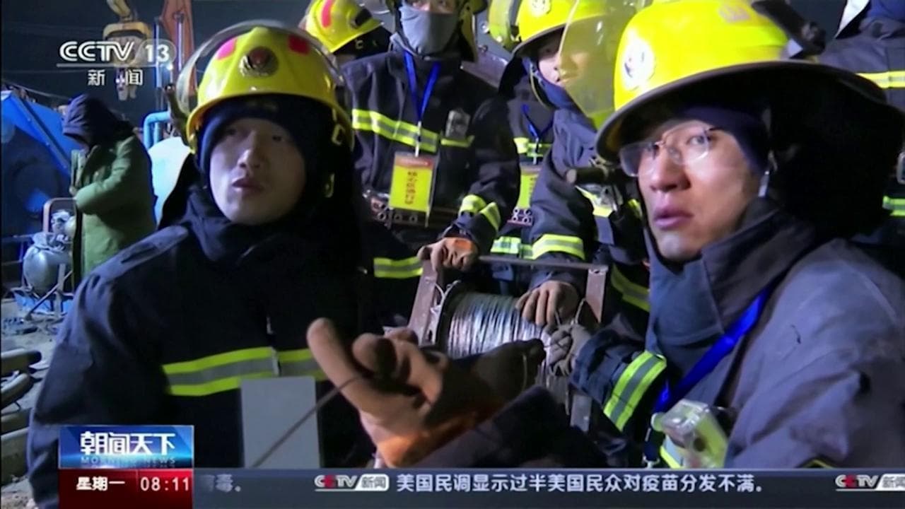Cina, esplosione in miniera: i soccorritori inviano cibo e torce ai superstiti ancora intrappolati