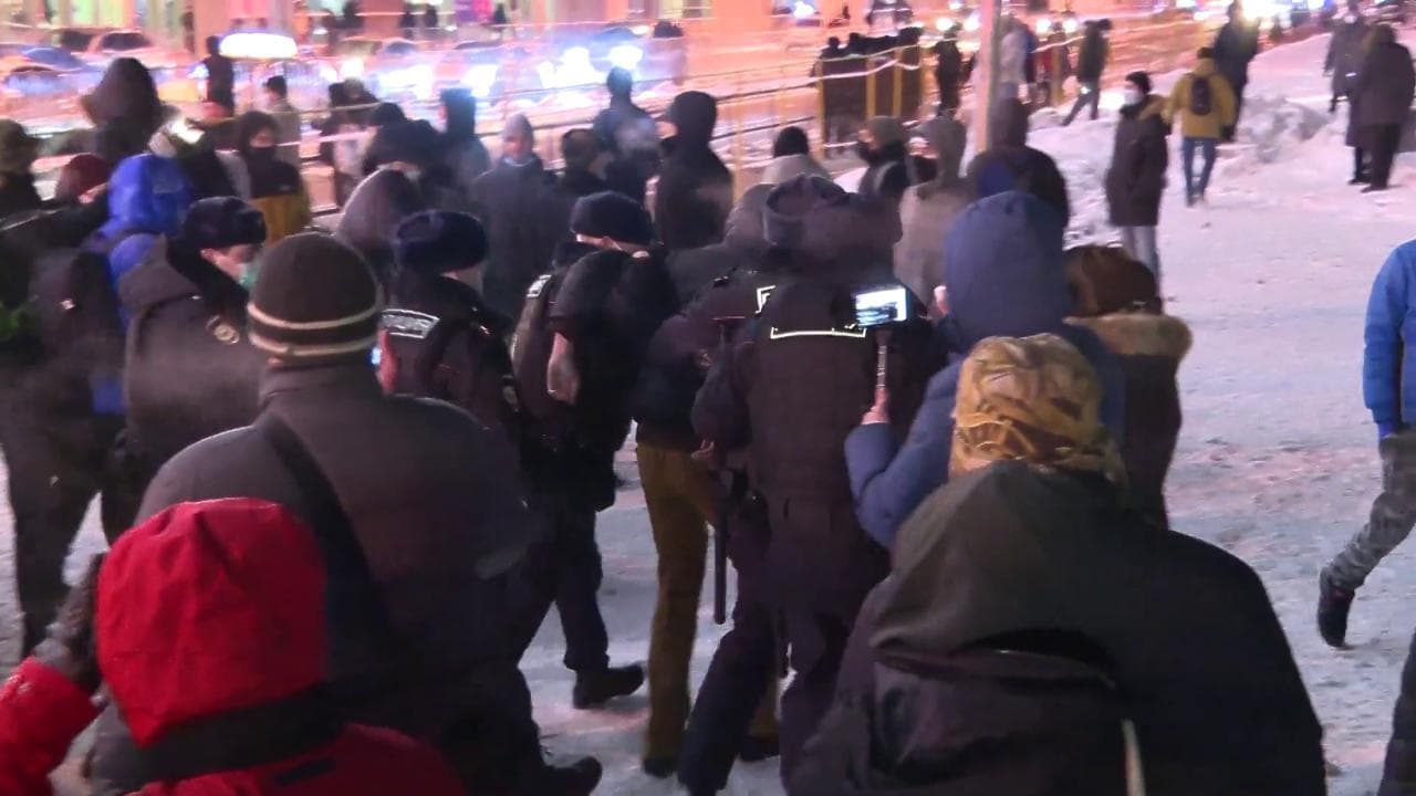 Russia, Navalny atterra a Mosca: la polizia arresta i suoi sostenitori in aeroporto