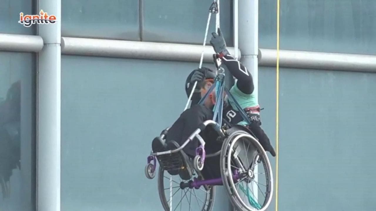 Hong Kong, impresa storica: climber scala un grattacielo in sedia a rotelle