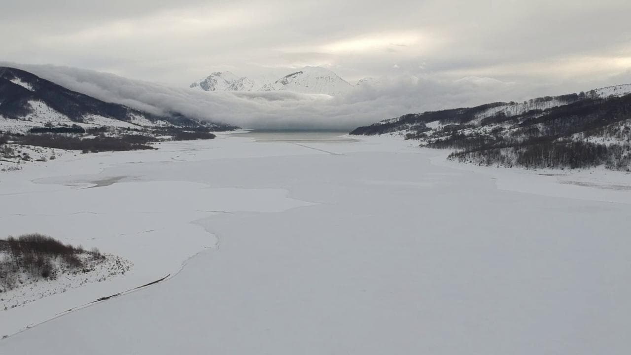 Abruzzo, freddo polare e il lago di Campotosto si ricopre di ghiaccio: le immagini dal drone