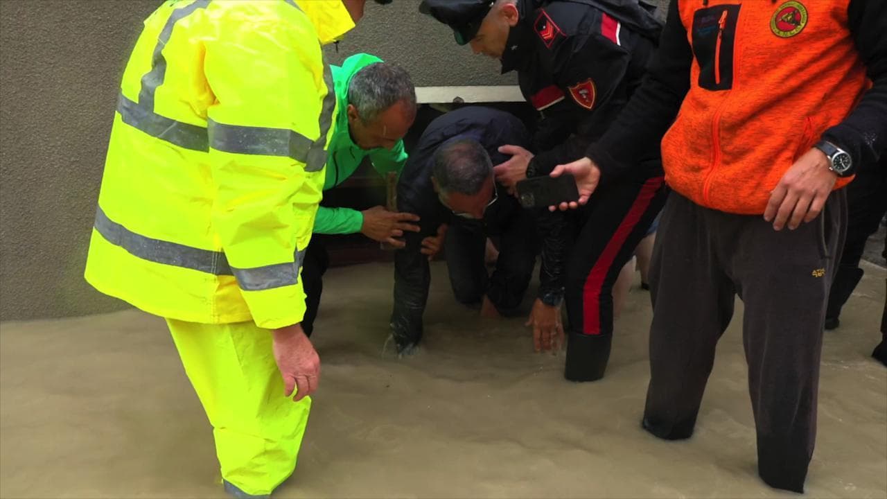 Maltempo a Cesena, uomo intrappolato nel seminterrato: lo salvano rompendo il vetro a martellate