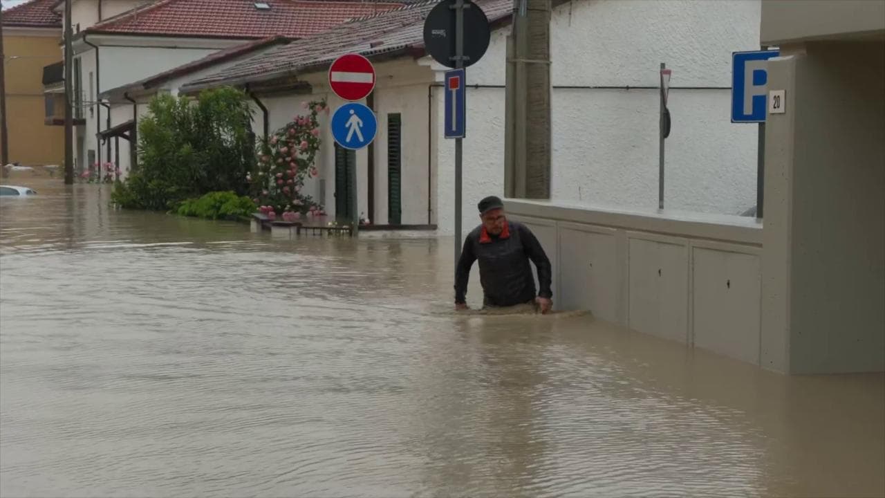 A Cesena esonda il Savio, la strada diventa un fiume: un uomo nuota tra le macchine