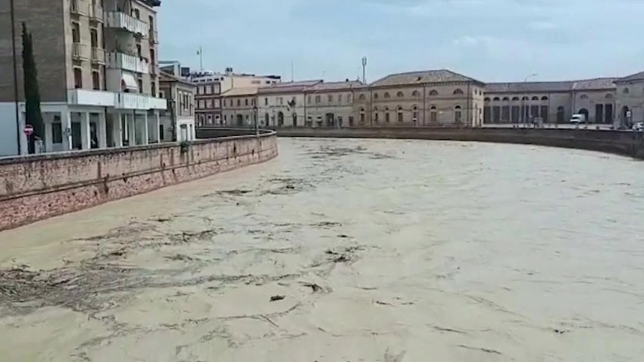 Maltempo nelle Marche, il fiume Misa in piena a Senigallia
