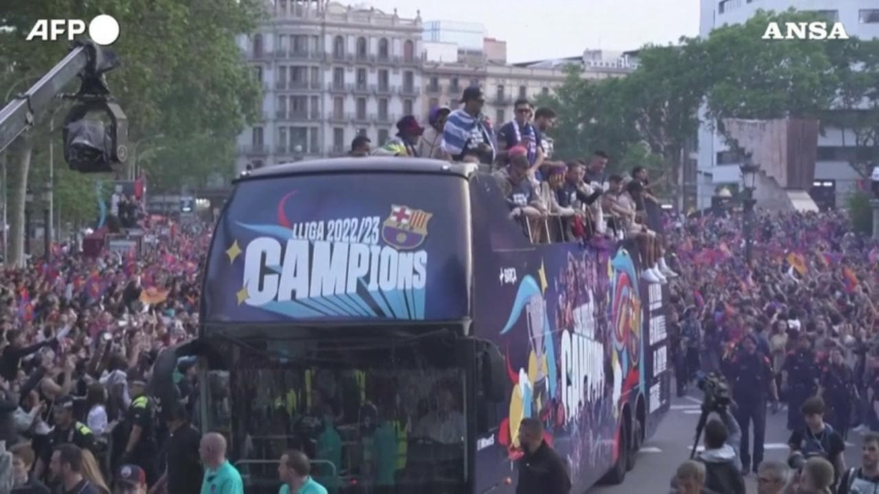 Calcio, festa scudetto a Barcellona: la parata dei blaugrana in città tra migliaia di tifosi