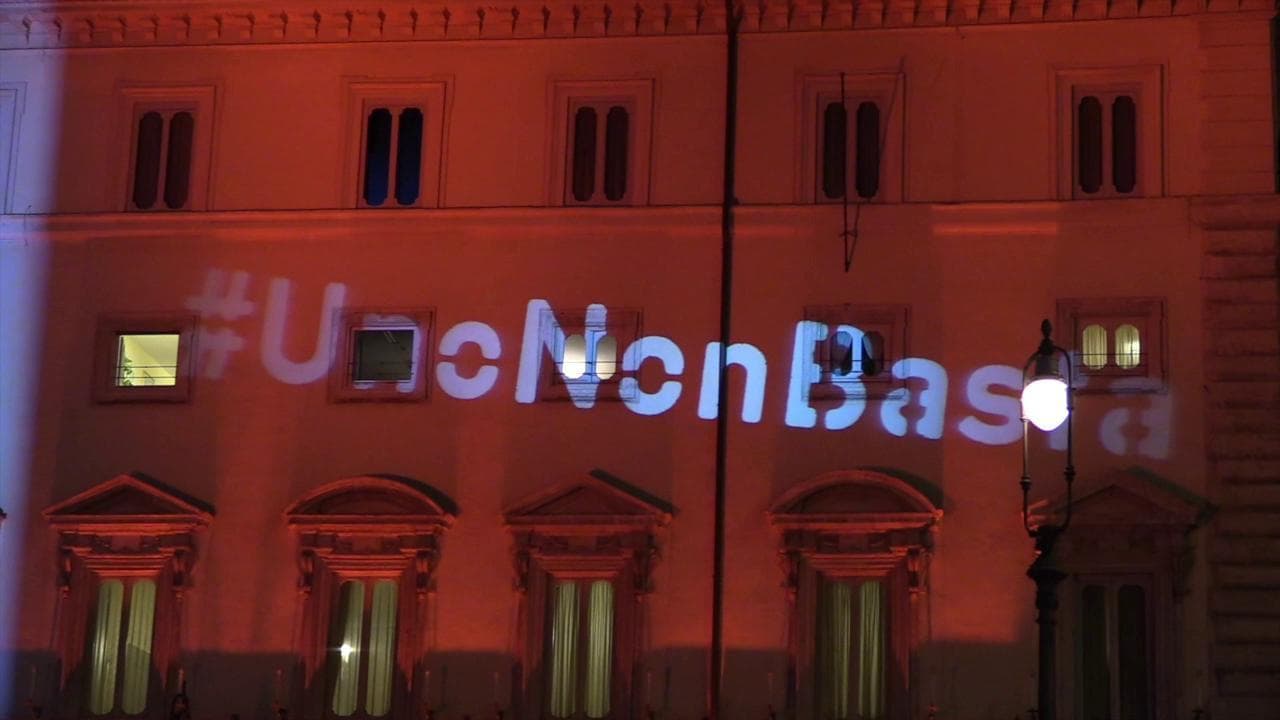 #Unononbasta, una mega scritta sulla facciata di Palazzo Chigi per chiedere più soldi ai giovani