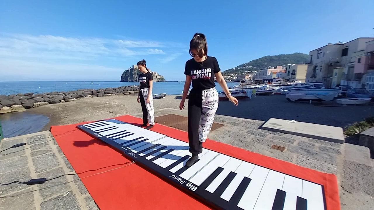 Ischia, sorpresa in spiaggia, la sigla di "Mare fuori" suonata con i piedi